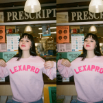 Une jeune fille en pull rose