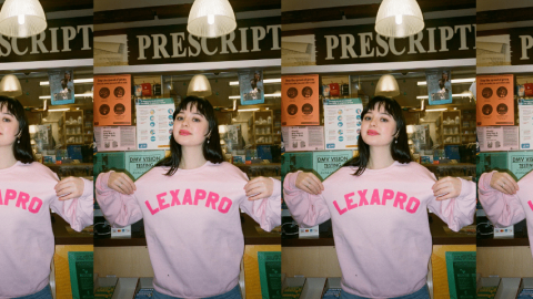 Une jeune fille en pull rose