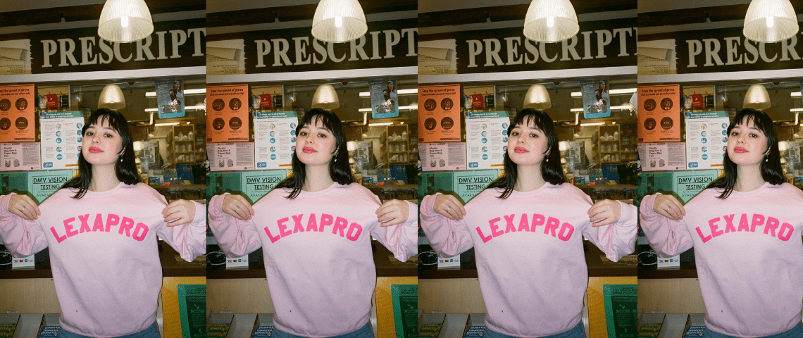Une jeune fille en pull rose