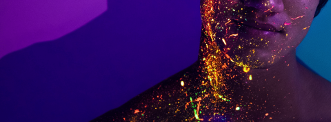 La culture incel déborde sur TikTok Un cou couvert de paillettes sur fond violet