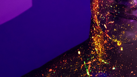 Un cou couvert de paillettes sur fond violet