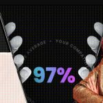 Deux téléphones affichant le profil de deux personnes et leur compatibilité : 97 %