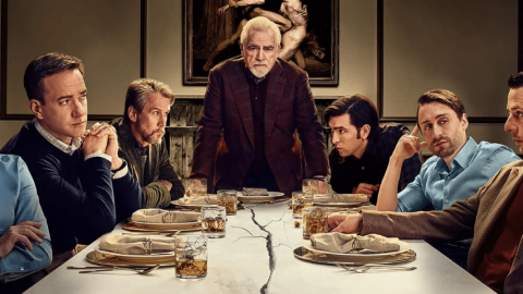 Plusieurs personnes attablées