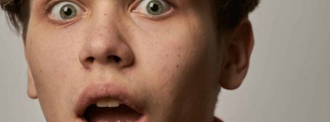 Atlas du Numérique : 5 chiffres contre-intuitifs Un jeune homme l'ai choqué en gros plan