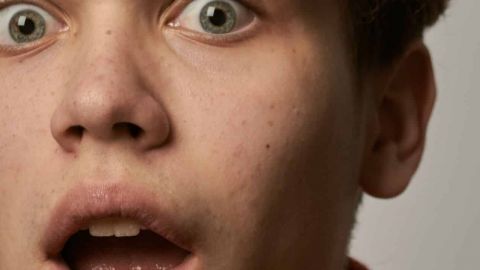 Un jeune homme l'ai choqué en gros plan