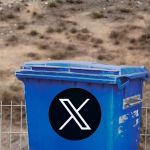 Poubelle bleue avec logo X, devant barrière et soldat en fond