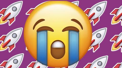 Un emoji qui pleure et des fusées
