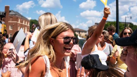 une étudiante en plein rushing