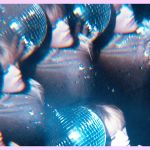 Jeune femme blonde et boules à facettes