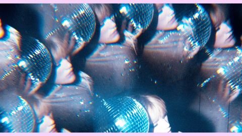 Jeune femme blonde et boules à facettes