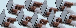 Des mains sur un clavier d'ordi, en répétition de la même image