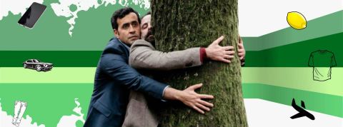 La consommation responsable s'installe dans le quotidien des Français. Homme encerclant un arbre avec ses bras