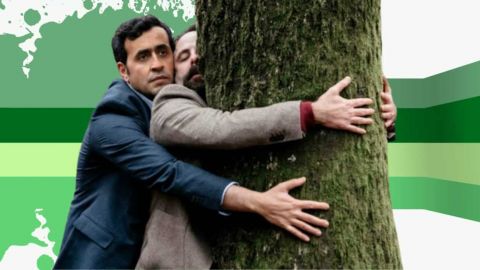 Homme encerclant un arbre avec ses bras