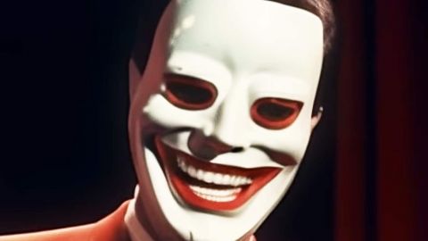 un visage maquillé inquiétant qui sourit.