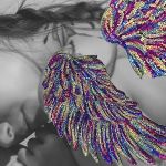 Une jeune femme avec des ailes pailletées