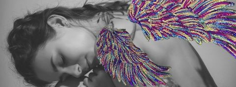 C'est quoi le faerie porn ? Une jeune femme avec des ailes pailletées