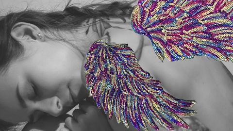 Une jeune femme avec des ailes pailletées
