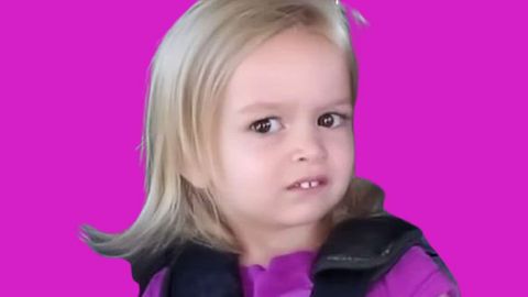 Mème de la petite fille Chloe suspicieuse