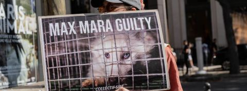 Le collectif SIPE organise deux campagnes de pression contre LVMH et Max Mara ayant pour objectif l'arrêt de la fourrue animale Affiche - Max Mara guilty - avec un vison en cage
