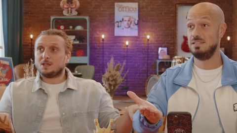 Les deux youtubeurs dans leur nouveau studio