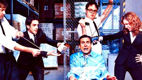 Homme bloqué sur sa chaise avec du cellophane et ses collègues le chahutant