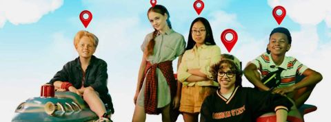 Des ados avec le logo geolocalisation