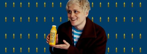 Peut-on vendre des bouteilles de pipi sur Amazon ? La réponse est oui Oobah Butler tenant une de ses bouteille de boisson énergisante à base d'urine