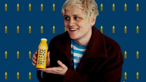 Oobah Butler tenant une de ses bouteille de boisson énergisante à base d'urine