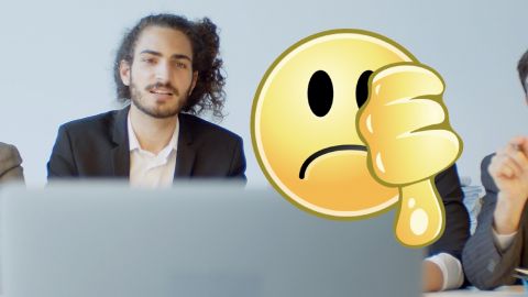 Quatre personnes en visio et un emoji pouce en bas