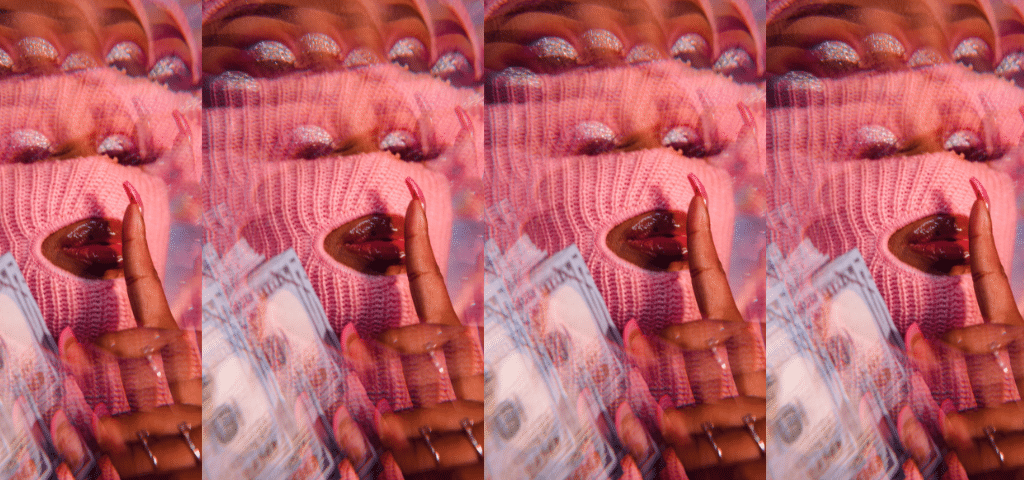 Une femme dans un cagoule rose tenant des billets