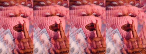 Et l'argent, on en pense quoi finalement ? Une femme dans un cagoule rose tenant des billets