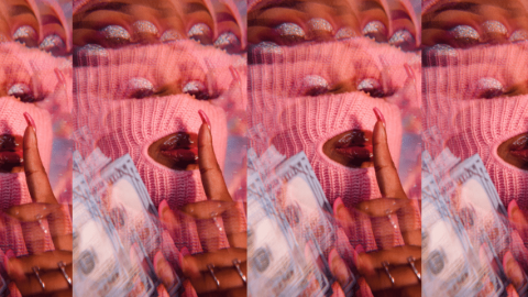 Une femme dans un cagoule rose tenant des billets