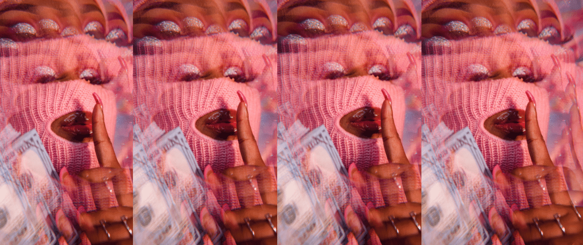 Et l'argent, on en pense quoi finalement ? - L'ADN Une femme dans un cagoule rose tenant des billets