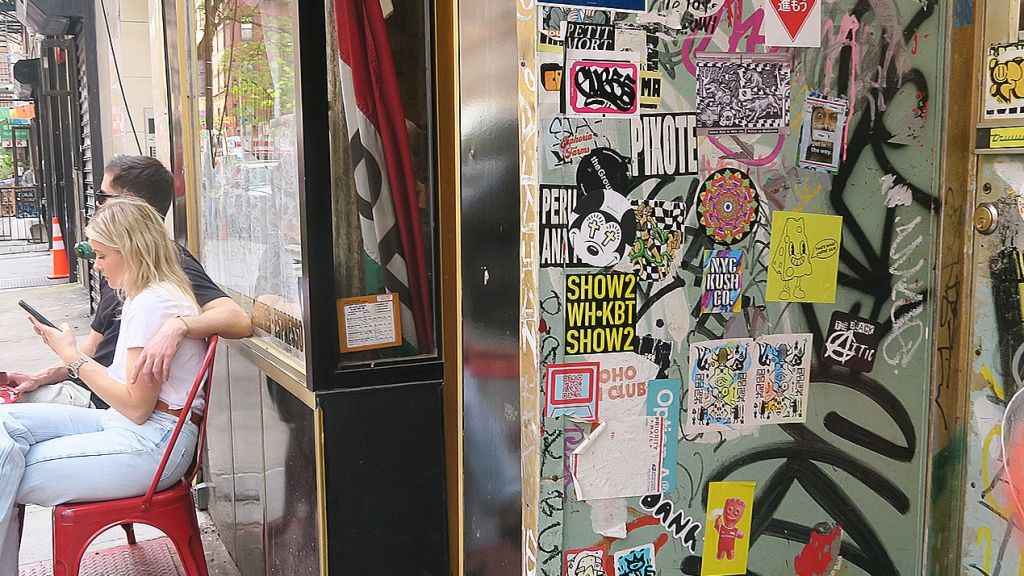 C'est quoi Dimes Square ?  Une rue aux murs taggés