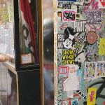 Une rue aux murs taggés