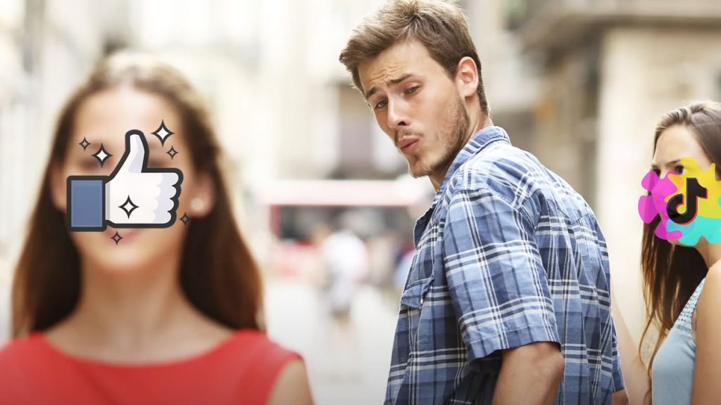 FB-TikTok-jealous un homme se retourne dans la rue pour regarder une a