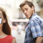 un homme se retourne dans la rue pour regarder une a