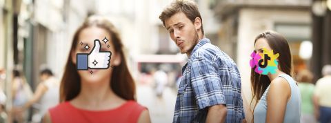 FB-TikTok-jealous un homme se retourne dans la rue pour regarder une a