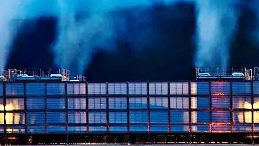 L'impact environnemental de l'intelligence artificielle est réel Data center de Google liberant de la vapeur d'eau au matin