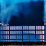 Data center de Google liberant de la vapeur d'eau au matin