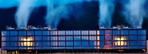 L'impact environnemental de l'intelligence artificielle est réel Data center de Google liberant de la vapeur d'eau au matin