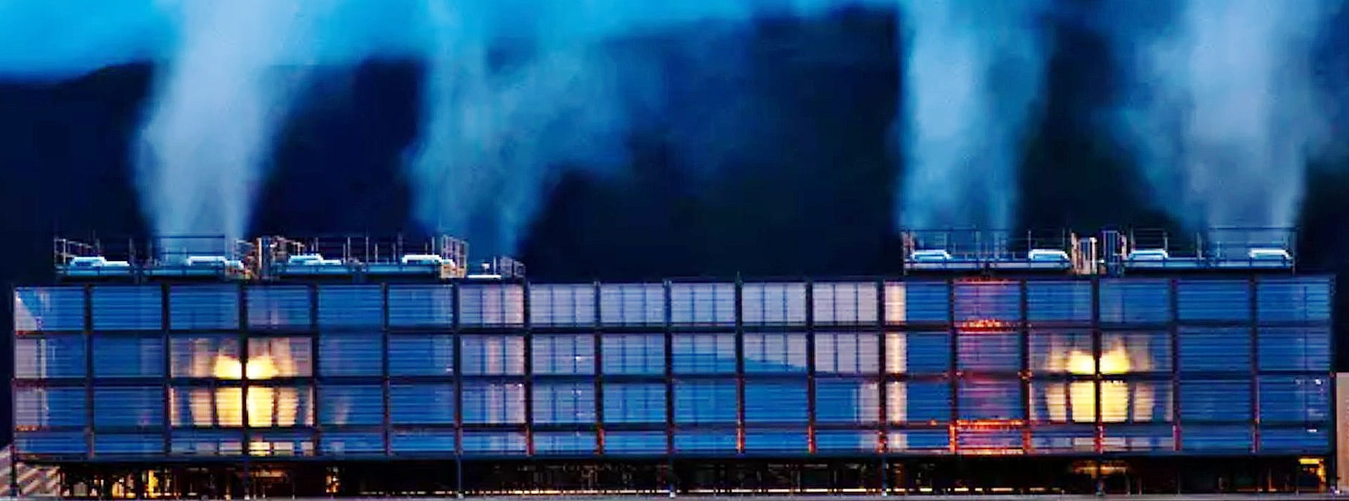 L'impact environnemental de l'intelligence artificielle est réel - L'ADN Data center de Google liberant de la vapeur d'eau au matin