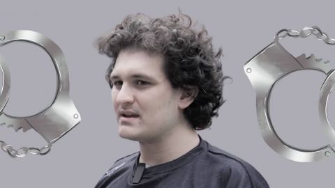 Sam Bankman-Fried entouré de menottes