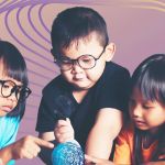 Des enfants asiatiques sur un fond psychédélique