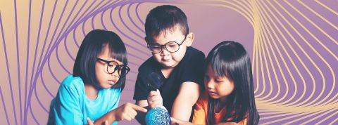 Pour améliorer les intelligences artificielles, de grandes entreprises ont recours au travail des enfants Des enfants asiatiques sur un fond psychédélique