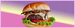 Un burger sur fond rose