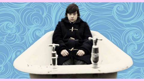 Un garçon dans une baignoire