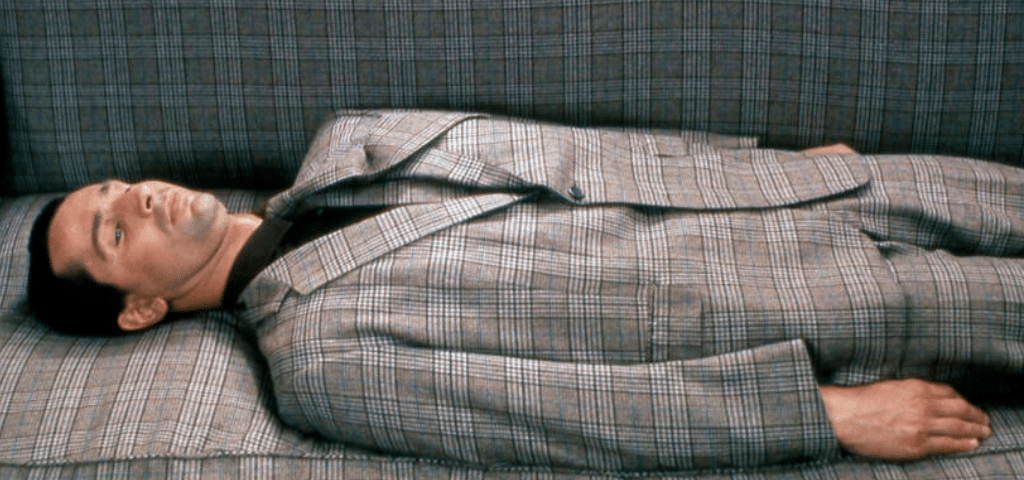 Un homme allongé sur un canapé