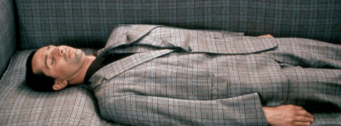 Un homme allongé sur un canapé