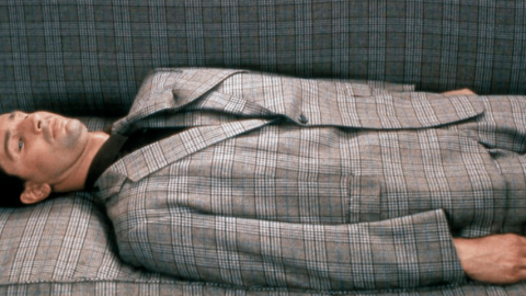 Un homme allongé sur un canapé